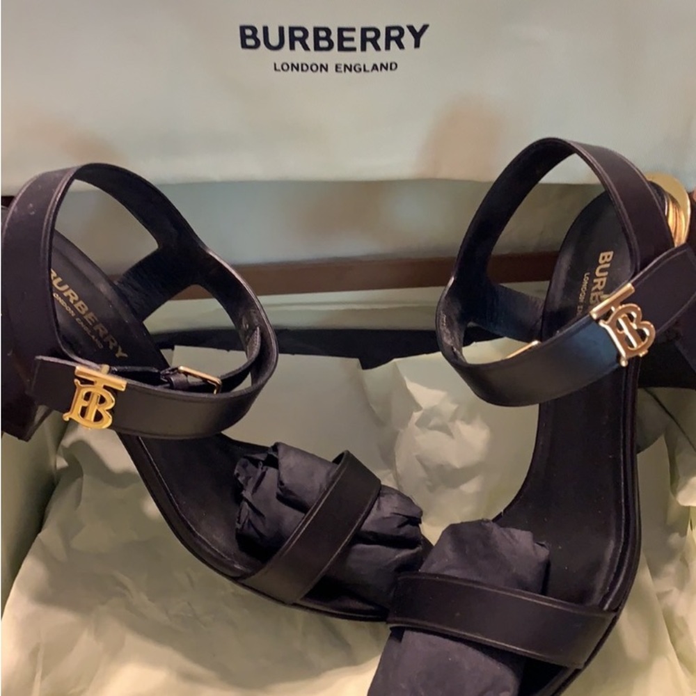 Louis Vuitton women sandals size 37.5 with serial numbet